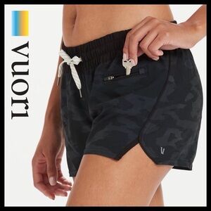 Vuori Clementine Short 2.5"•Black Watercolor Camo